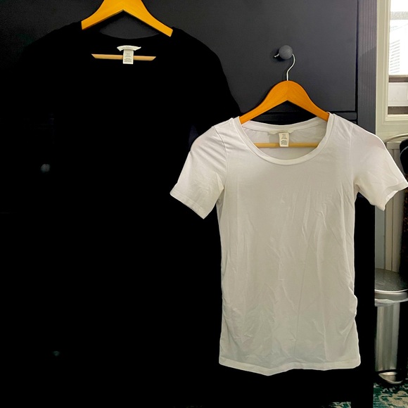 H&M Maternity scoop neck Tshirts in Black & White. Size XS. - Picture 3 of 4